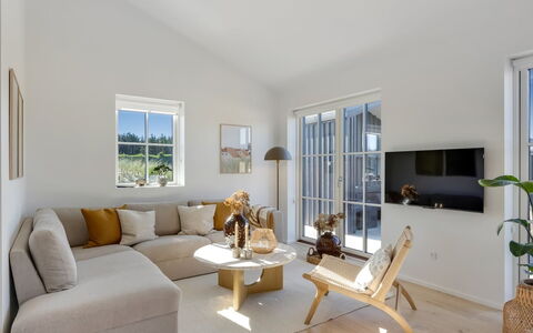Raimund - 600M from the Sea: Bankstel, Muur, Meubilair, Interieur Ontwerp, Flooring, Verdieping, Hout, Woonkamer, Plafond, Huis