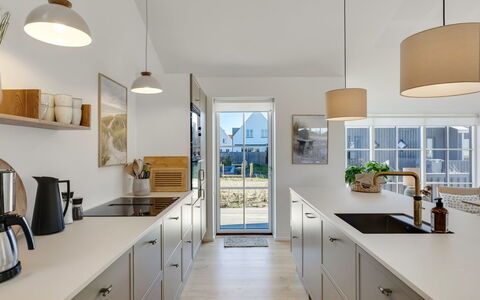 Raimund - 600M from the Sea: Keuken, Countertop, Flooring, Interieur Ontwerp, Meubilair, Cabinetry, Toestel Van De Keuken, Plafond, Verdieping, Lichte Inrichting
