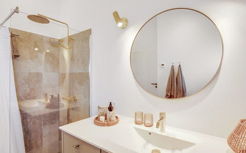 Raimund - 600M from the Sea: Interieur Ontwerp, Loodgieterswerkinrichting, Spiegel, Flooring, Verdieping, Badkamer, Lichte Inrichting, Loodgieter, Badkamerkast, Kamer