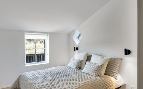 Raimund - 600M from the Sea: Interieur Ontwerp, Slaapkamer, Bed, Hout, Flooring, Plafond, Verdieping, Bedding, Laken, Meubilair