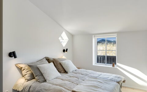Raimund - 600M from the Sea: Muur, Interieur Ontwerp, Slaapkamer, Plafond, Hout, Meubilair, Bed, Flooring, Verdieping, Linens