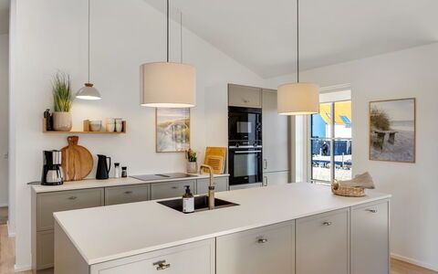 Raimund - 600M from the Sea: Countertop, Keuken, Interieur Ontwerp, Meubilair, Flooring, Toestel Van De Keuken, Lichte Inrichting, Cabinetry, Plafond, Verdieping