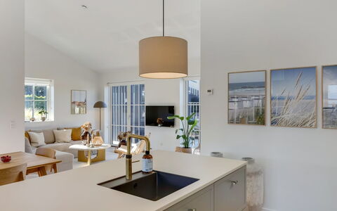 Raimund - 600M from the Sea: Meubilair, Interieur Ontwerp, Flooring, Countertop, Verdieping, Plafond, Lichte Inrichting, Keuken, Hout, Cabinetry