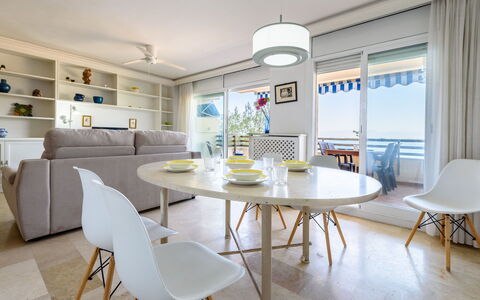 Helios: Meubilair, Interieur Ontwerp, Flooring, Verdieping, Tafel, Hout, Stoel, Plafond, Keuken En Eettafel, Eetkamer