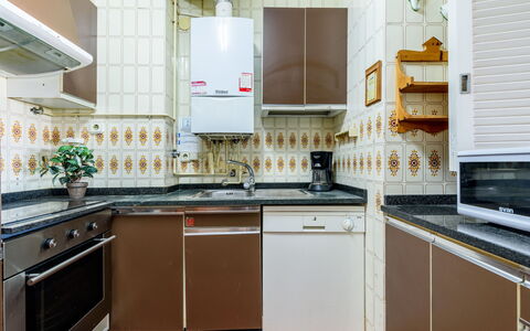Helios: Keuken, Toestel Van De Keuken, Major Appliance, Countertop, Flooring, Hout, Fornuis, Cabinetry, Huishoudapparatuur, Interieur Ontwerp