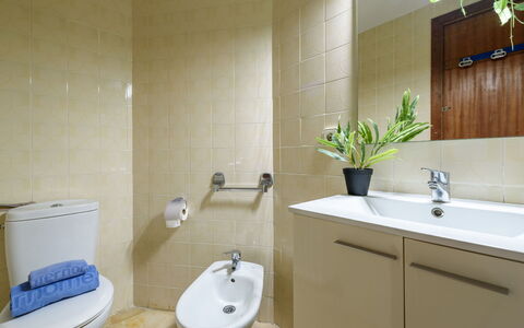 Helios: Wc Bril, Badkamer, Loodgieterswerkinrichting, Toilet, Flooring, Wastafel In De Badkamer, Wastafel, Verdieping, Interieur Ontwerp, Kraan