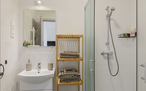 Gárdonyi Garden: Badkamer, Loodgieterswerkinrichting, Interieur Ontwerp, Muur, Flooring, Verdieping, Toilet, Wastafel In De Badkamer, Wastafel, Kraan