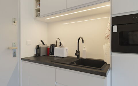 Gárdonyi Garden: Keuken, Countertop, Toestel Van De Keuken, Interieur Ontwerp, Gootsteen, Loodgieterswerkinrichting, Cabinetry, Major Appliance, Kraan, Wastafel