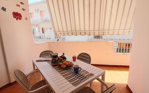 Margherita: Hout, Meubilair, Interieur Ontwerp, Stoel, Verdieping, Balkon, Keuken En Eettafel, Schaduw, Buitenmeubels, Buitentafel