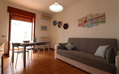 Margherita: Meubilair, Interieur Ontwerp, Flooring, Verdieping, Hout, Kamer, Verlichting, Bankstel, Tafel, Woonkamer