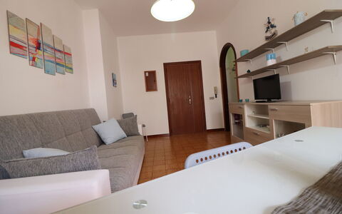 Margherita: Meubilair, Flooring, Interieur Ontwerp, Verdieping, Hout, Kamer, Woonkamer, Televisie, Verlichting, Tafel