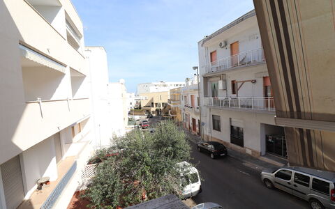 Margherita: Gebouw, Venster, Auto, Automotive Buiten, Woongebied,  Dorf\, Buurt, Appartement