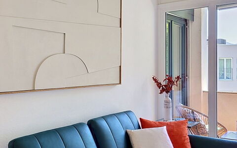 Apt. City Stay Lugano: Meubilair, Bankstel, Interieur Ontwerp, Woonkamer, Comfort, Kussen Gooien, Kussen, Hoofdkussen, Koffietafel