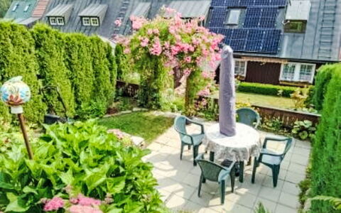 Herlíkovice: Struik, Huis, Huis, Tuin, Verblijf, Werf, Gazon, Backyard, Landscaping, Kamerplant