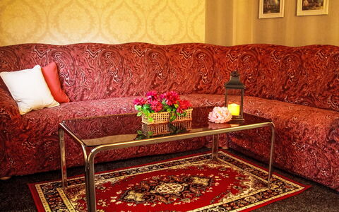 Herlíkovice: Meubilair, Bankstel, Rood, Interieur Ontwerp, Textiel, Woonkamer, Flooring, Verdieping, Roze