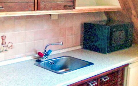 Herlíkovice: Hout, Keuken, Gootsteen, Flooring, Countertop, Cabinetry, Loodgieterswerkinrichting, Verdieping, Wastafel, Kraan