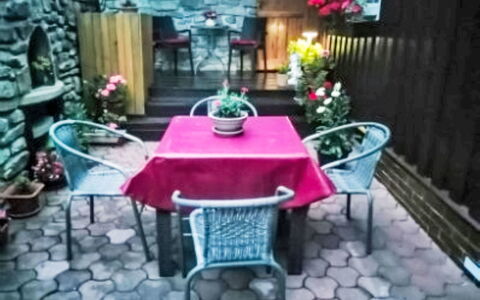 Herlíkovice: Meubilair, Stoel, Buitentafel, Bloempot, Kamerplant, Bloemisterij, Buitenmeubels, Tafelkleed, Koffietafel