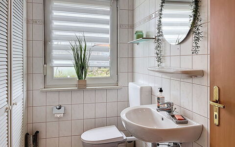 Ankerplatz: Badkamer, Loodgieterswerkinrichting, Wastafel In De Badkamer, Interieur Ontwerp, Wastafel, Flooring, Toilet, Kraan, Loodgieter, Wc Bril