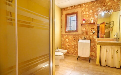 Casa Geranios: Muur, Loodgieterswerkinrichting, Flooring, Interieur Ontwerp, Hout, Badkamer, Verdieping, Geel, Loodgieter, Verlichting