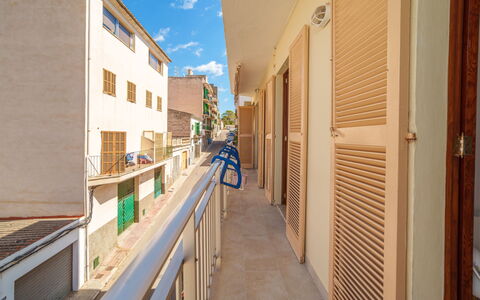 Near the Sea: Muur, Appartement, Samengesteld Materiaal, Balkon, Daylighting, Leuning, Steeg
