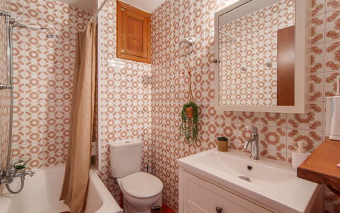 Near the Sea: Badkamer, Flooring, Loodgieterswerkinrichting, Verdieping, Interieur Ontwerp, Wastafel In De Badkamer, Bruin, Toilet, Loodgieter, Tegel