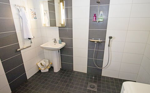 Koto: Flooring, Loodgieterswerkinrichting, Badkamer, Verdieping, Toilet, Interieur Ontwerp, Loodgieter, Wc Bril, Tegel, Douche