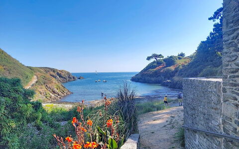 La Sardinerie de la Crique de Porsac'H: Blauw, Water, Zwemwater, Kust, Kust En Oceanic Landvormen, Waterloop, Headland, Kust, Voorgebergte, Inham