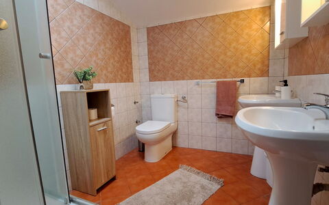 Kristalis: Wastafel In De Badkamer, Badkamer, Loodgieterswerkinrichting, Flooring, Wc Bril, Wastafel, Verdieping, Toilet, Interieur Ontwerp, Kraan