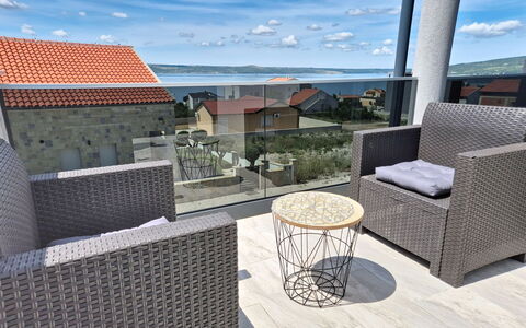 Exotic: Interieur Ontwerp, Appartement, Balkon, Hardwood, Beits, Houten Vloer, Leuning, Daylighting, Hotel, Penthouse