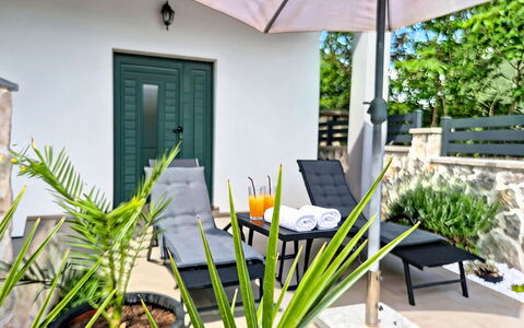 Nadalina: Buitenmeubels, Meubilair, Stoel, Buitentafel, Schaduw, Paraplu, Bloempot, Eco Hotel, Patio, Tuin