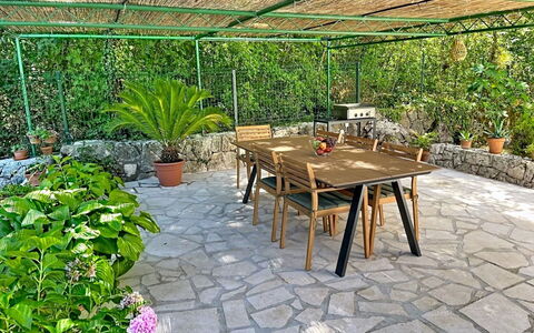 Orba: Flagstone, Tuin, Schaduw, Buitenmeubels, Backyard, Eco Hotel, Stoel, Toevlucht, Bloempot, Landscaping