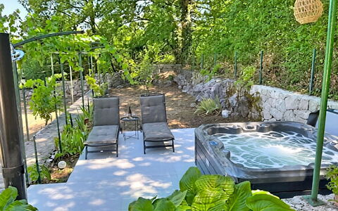 Orba: Tuin, Struik,  Felsen\, Meubilair, Buitenmeubels, Backyard, Bloempot, Stoel, Landscaping