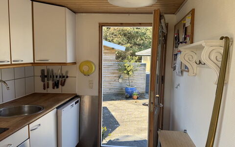 Haley - 380M from the Sea: Hout, Flooring, Verdieping, Interieur Ontwerp, Meubilair, Kamer, Countertop, Beits, Huis, Plafond