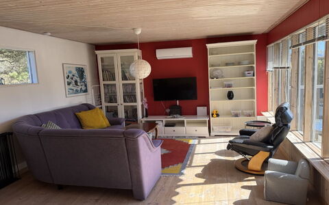 Haley - 380M from the Sea: Meubilair, Interieur Ontwerp, Flooring, Verdieping, Bankstel, Muur, Hout, Woonkamer, Kamer, Plafond