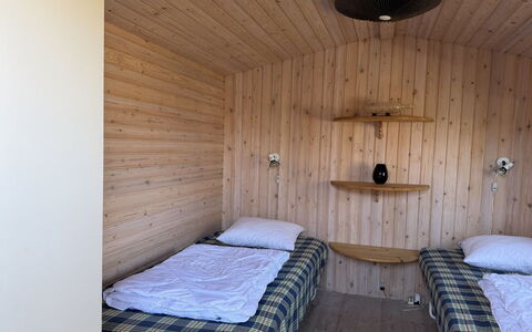 Haley - 380M from the Sea: Hout, Verdieping, Flooring, Slaapkamer, Interieur Ontwerp, Meubilair, Bed, Plafond, Kamer, Beits
