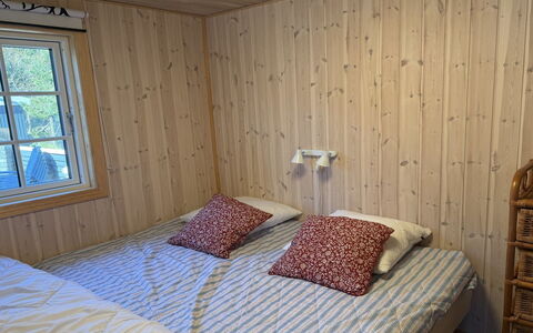 Haley - 380M from the Sea: Hout, Flooring, Verdieping, Interieur Ontwerp, Kamer, Beits, Slaapkamer, Hardwood, Plank, Bed