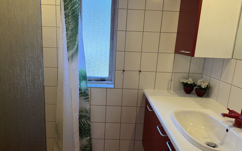 Haley - 380M from the Sea: Flooring, Wastafel In De Badkamer, Verdieping, Loodgieterswerkinrichting, Interieur Ontwerp, Badkamerkast, Wastafel, Badkamer, Loodgieter, Kamer