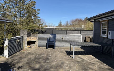 Haley - 380M from the Sea: Hout, Siding, Huis, Verblijf, Schaduw, Backyard, Buitenmeubels, Werf, Tuin, Beton