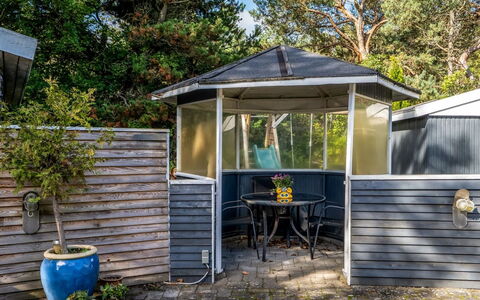 Haley - 380M from the Sea: Struik, Huis, Verblijf, Groundcover, Tuin, Garden Gebouwen, Siding, Landgoed, Gazon, Werf