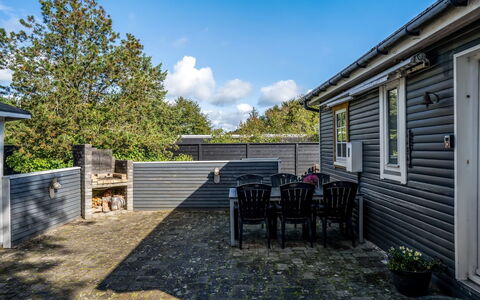 Haley - 380M from the Sea: Struik, Huis, Verblijf, Groundcover, Tuin, Garden Gebouwen, Siding, Landgoed, Gazon, Werf