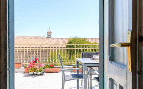 Attico del Corso: Appartement, Bloempot, Stoel, Kamerplant, Beits, Buitenmeubels, Keuken En Eettafel, Balkon