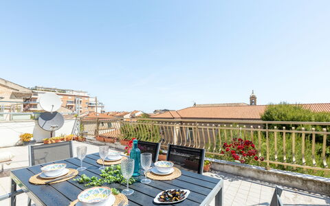 Attico del Corso: Appartement, Bloempot, Balkon, Kamerplant, Buitenmeubels, Stoel, Buitentafel, Keuken En Eettafel