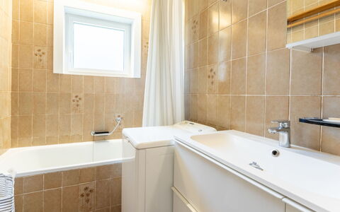 Zandstuyver Close by the Sea: Flooring, Loodgieterswerkinrichting, Badkamer, Interieur Ontwerp, Verdieping, Plafond, Bad, Wastafel, Kraan, Loodgieter