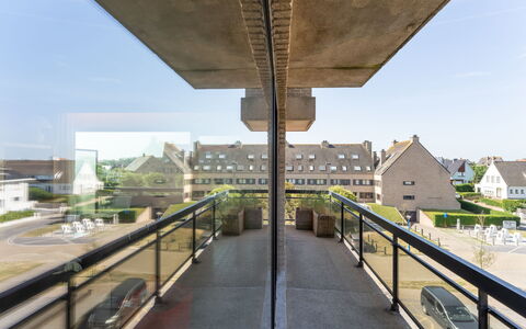 Zandstuyver Close by the Sea: Balkon, Daylighting, Brutalisme