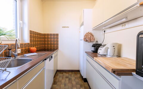 Zandstuyver Close by the Sea: Keuken, Countertop, Major Appliance, Flooring, Gootsteen, Toestel Van De Keuken, Loodgieterswerkinrichting, Wastafel, Interieur Ontwerp, Verdieping