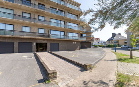 Zandstuyver with Balcony: Gebouw, Appartement, Woongebied, Buurt, Architectuur, Condominium, Menselijke Nederzetting, Balkon, Voorstad