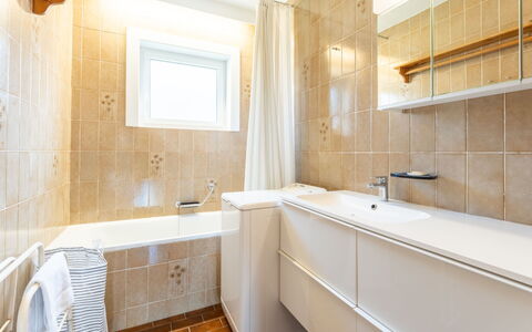 Zandstuyver with Balcony: Flooring, Badkamer, Verdieping, Loodgieterswerkinrichting, Interieur Ontwerp, Muur, Wastafel, Wastafel In De Badkamer, Plafond, Kraan