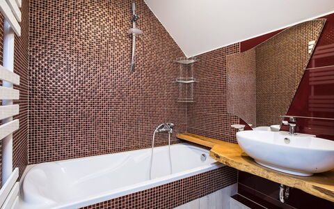Stodola: Badkamer, Loodgieterswerkinrichting, Muur, Flooring, Interieur Ontwerp, Bad, Verdieping, Kraan, Wastafel, Loodgieter