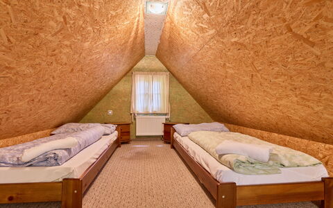 Stodola: Hout, Flooring, Verdieping, Interieur Ontwerp, Slaapkamer, Huis, Beits, Kamer, Bed, Plafond