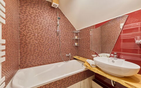 Stodola: Badkamer, Loodgieterswerkinrichting, Flooring, Interieur Ontwerp, Verdieping, Kraan, Bad, Wastafel, Wastafel In De Badkamer, Loodgieter